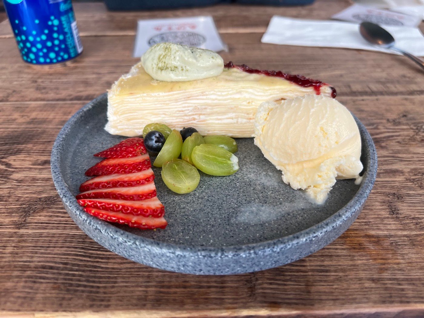 Pastel de crepas con frutos rojos y helado
