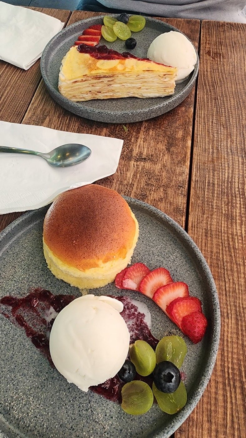 Cheesecake japonés y postres con fruta