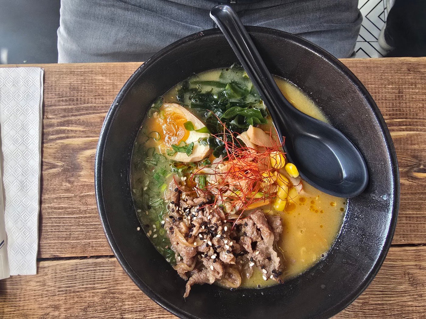 Tazón de ramen con carne, maíz y huevo