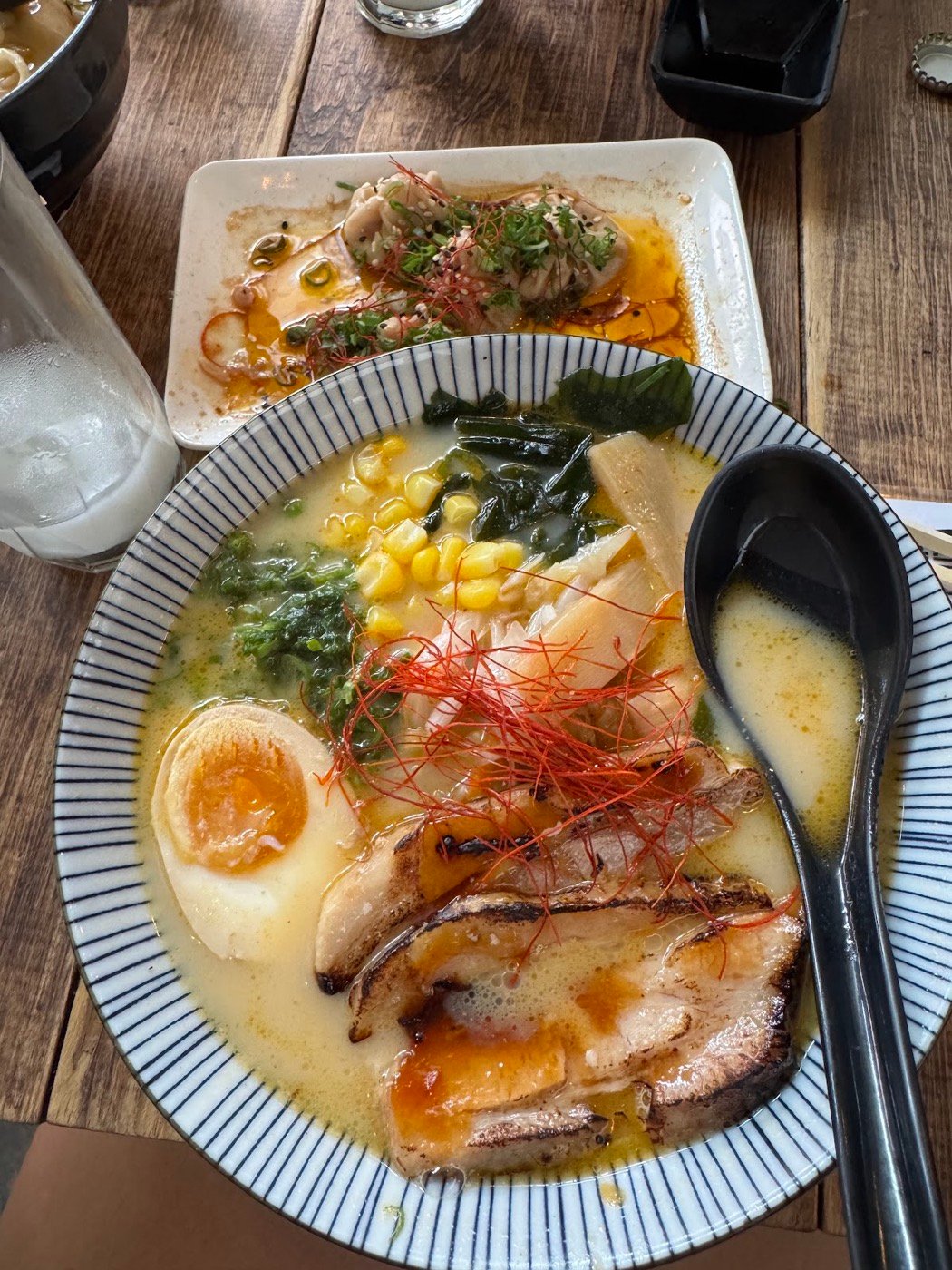Ramen con chashu, huevo marinado y maíz