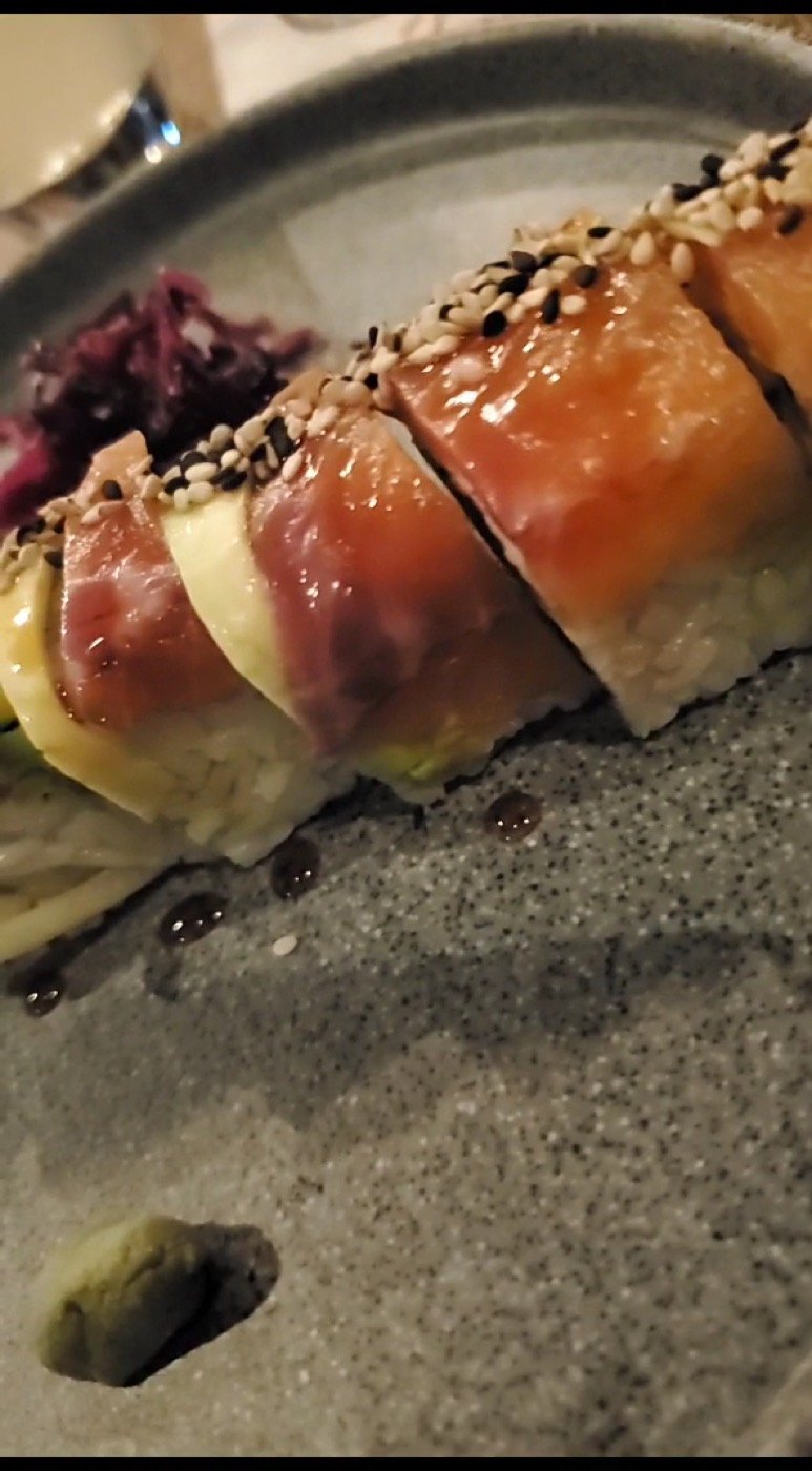 Rollo con salmón flameado