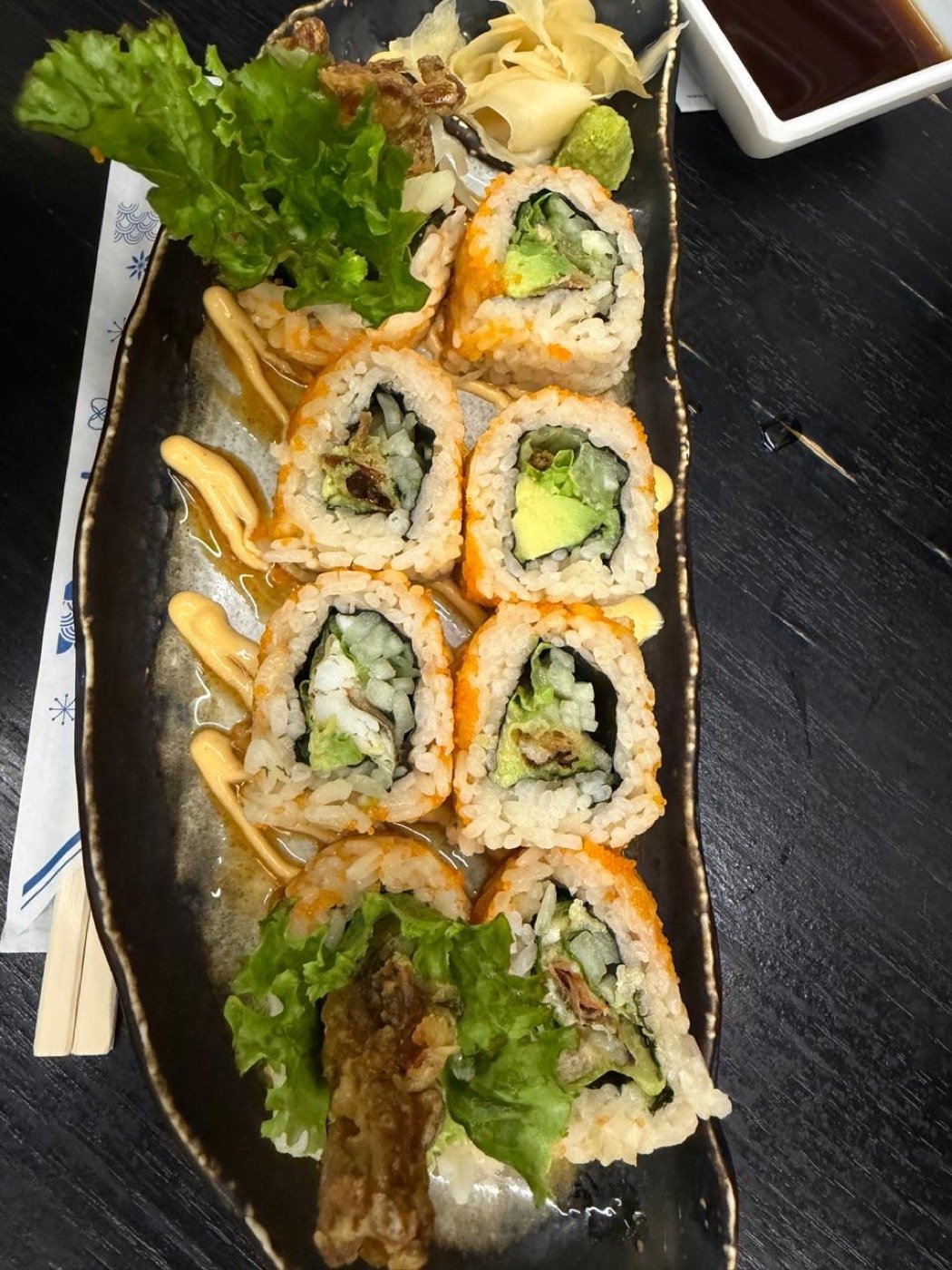 Rollos de sushi empanizados con aguacate