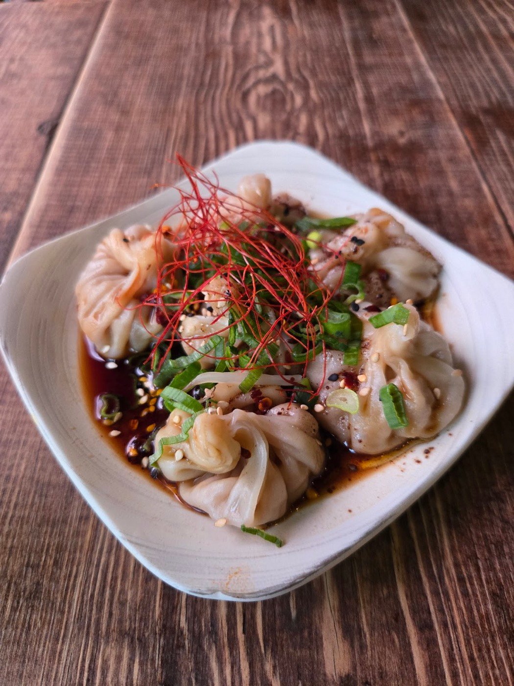Wontons en salsa picante